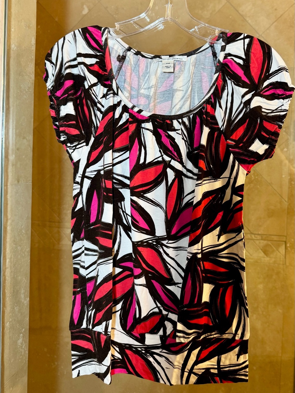 Kenneth Cole Pink & Black Leaf-Print Short Sleeve Scoop Neck Top